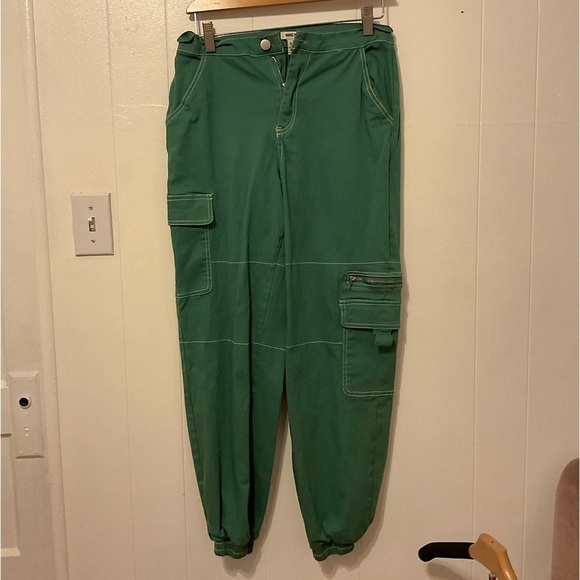 Size Medium~Green Cargo Joggers
Unique utility style with multiple pockets - Picture 1 of 5